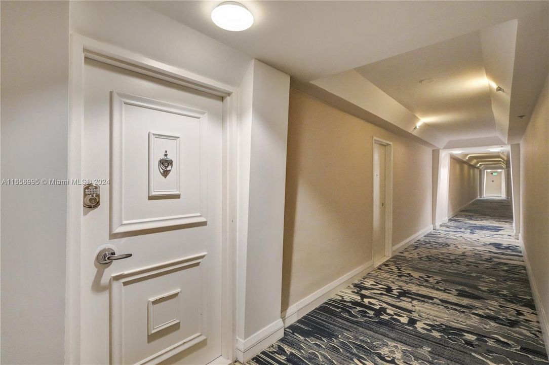 Active With Contract: $3,000 (1 beds, 1 baths, 930 Square Feet)