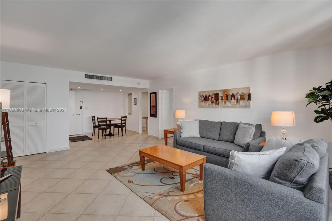 Active With Contract: $3,000 (1 beds, 1 baths, 930 Square Feet)