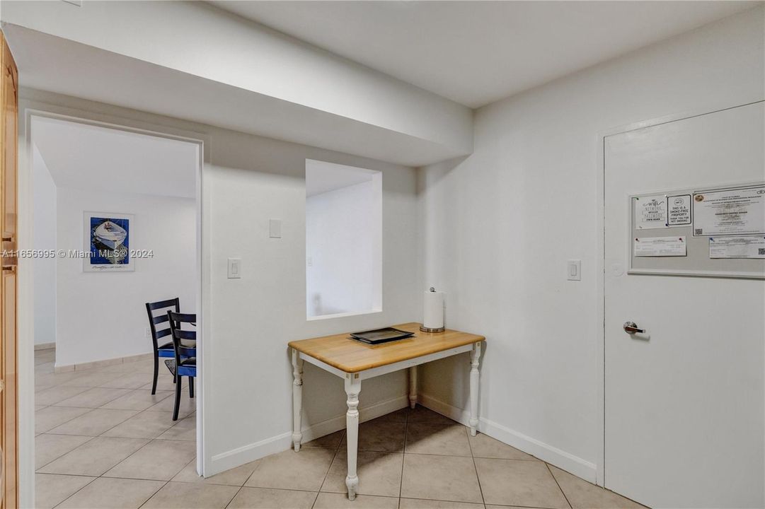 Active With Contract: $3,000 (1 beds, 1 baths, 930 Square Feet)