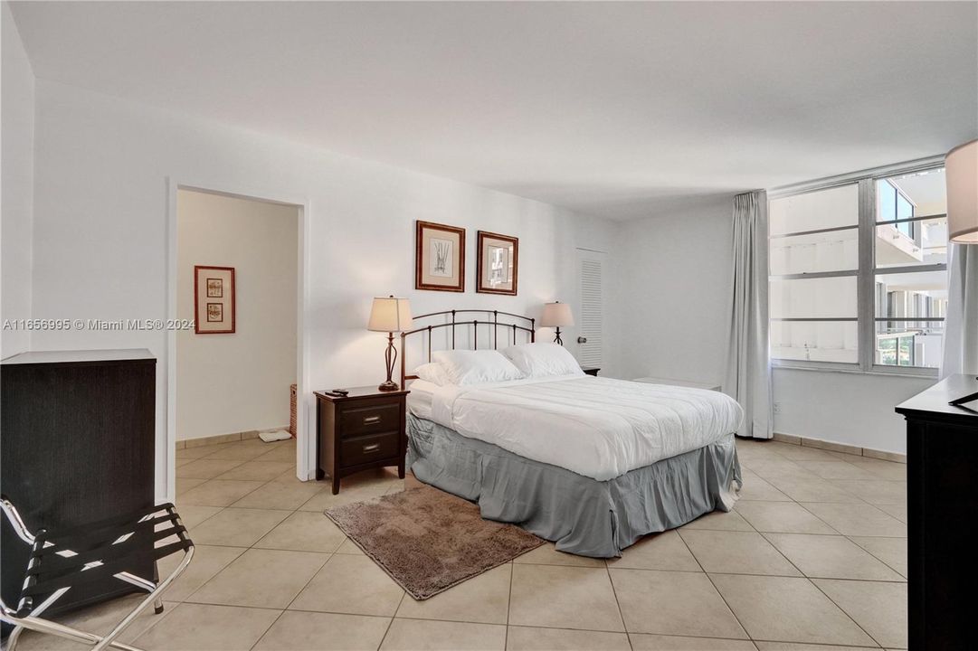 Active With Contract: $3,000 (1 beds, 1 baths, 930 Square Feet)