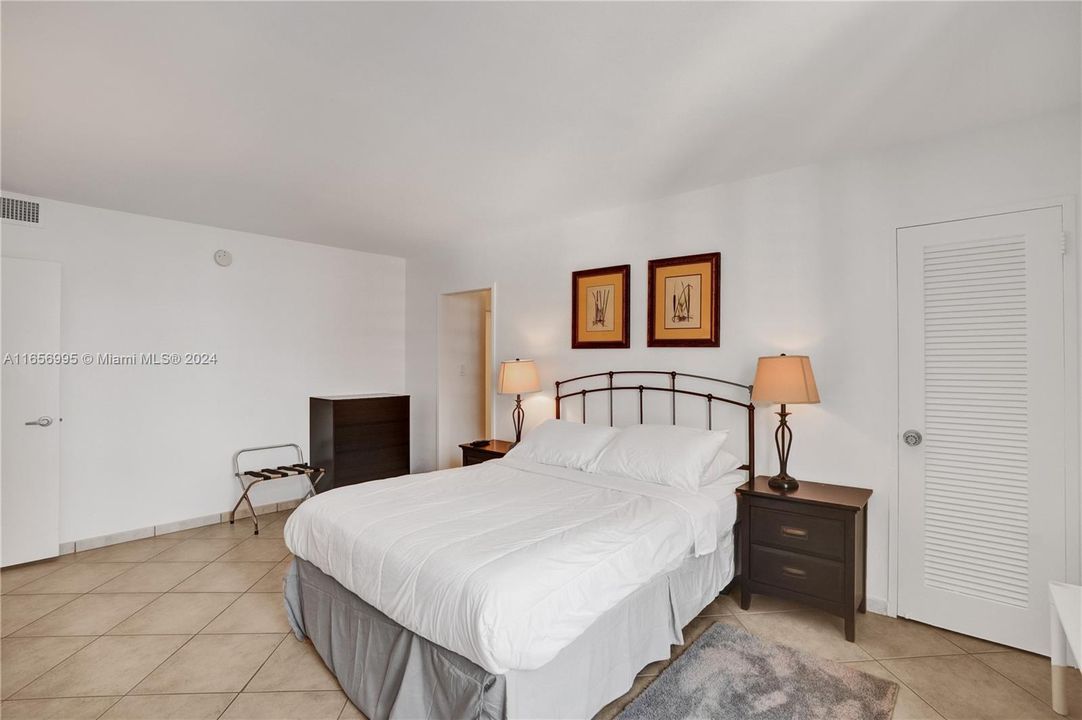 Active With Contract: $3,000 (1 beds, 1 baths, 930 Square Feet)