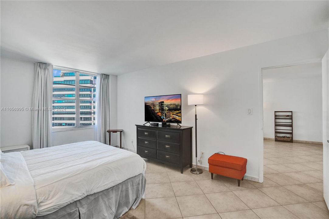 Active With Contract: $3,000 (1 beds, 1 baths, 930 Square Feet)