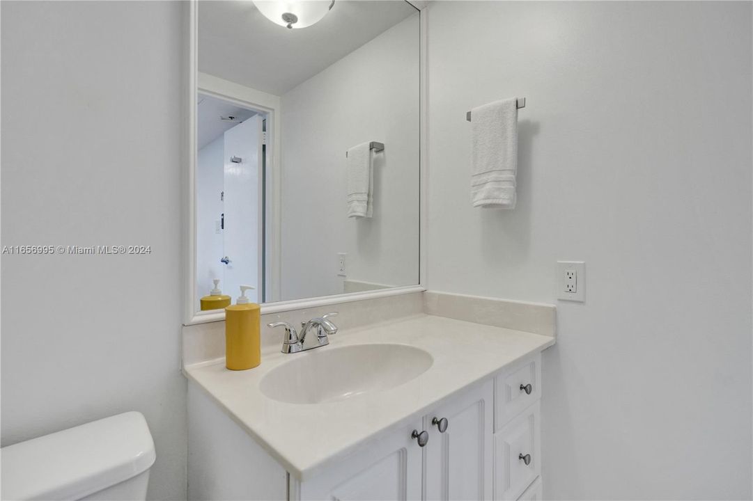 Active With Contract: $3,000 (1 beds, 1 baths, 930 Square Feet)