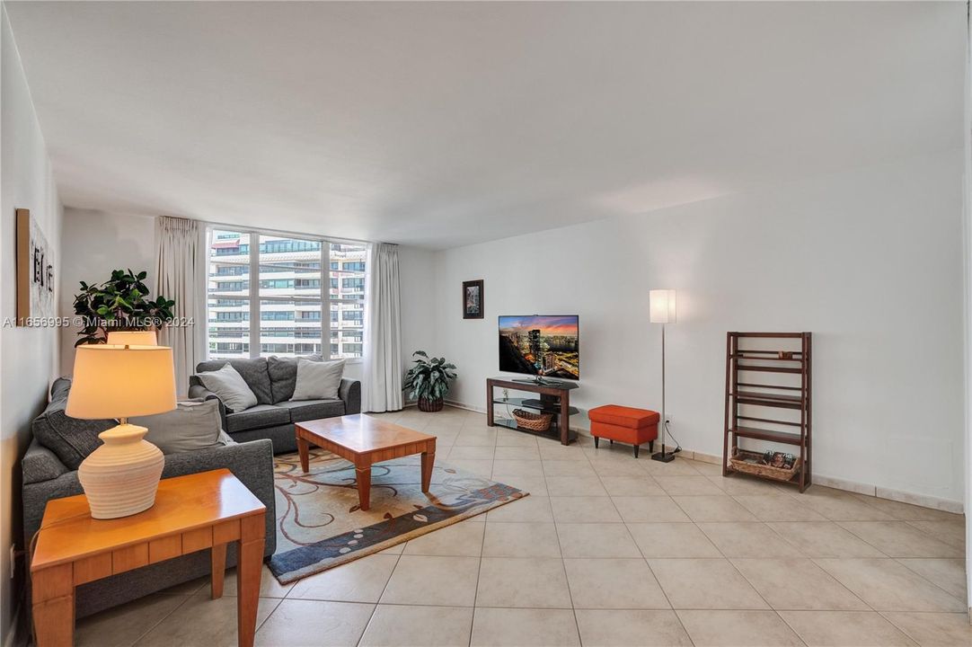 Active With Contract: $3,000 (1 beds, 1 baths, 930 Square Feet)