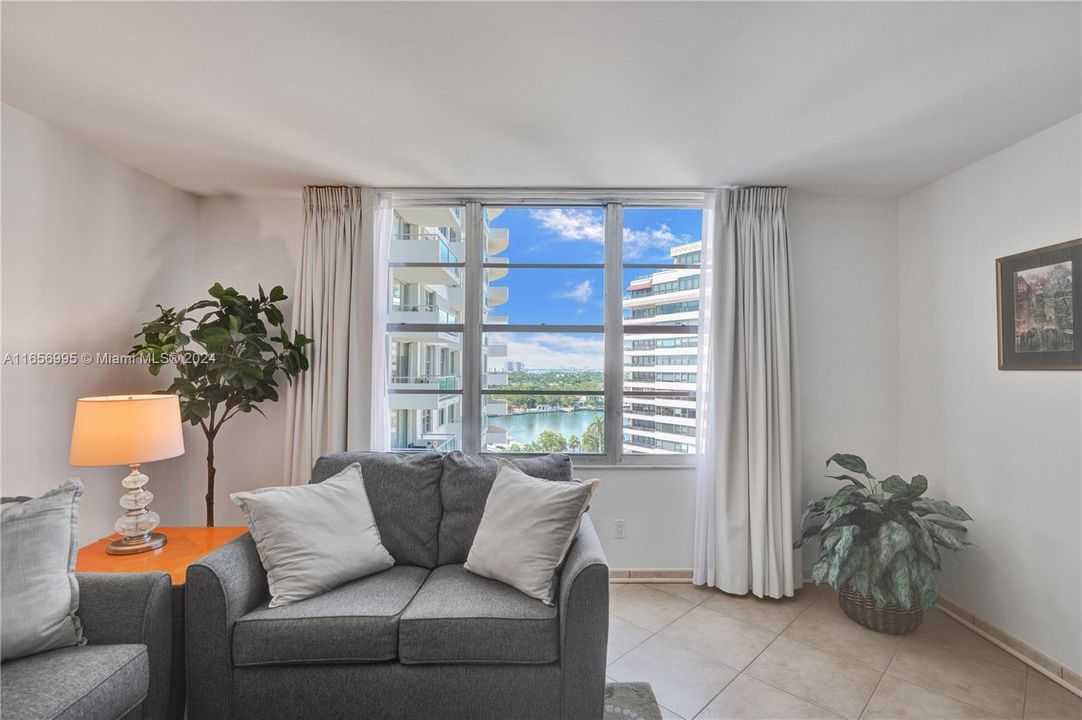 Active With Contract: $3,000 (1 beds, 1 baths, 930 Square Feet)