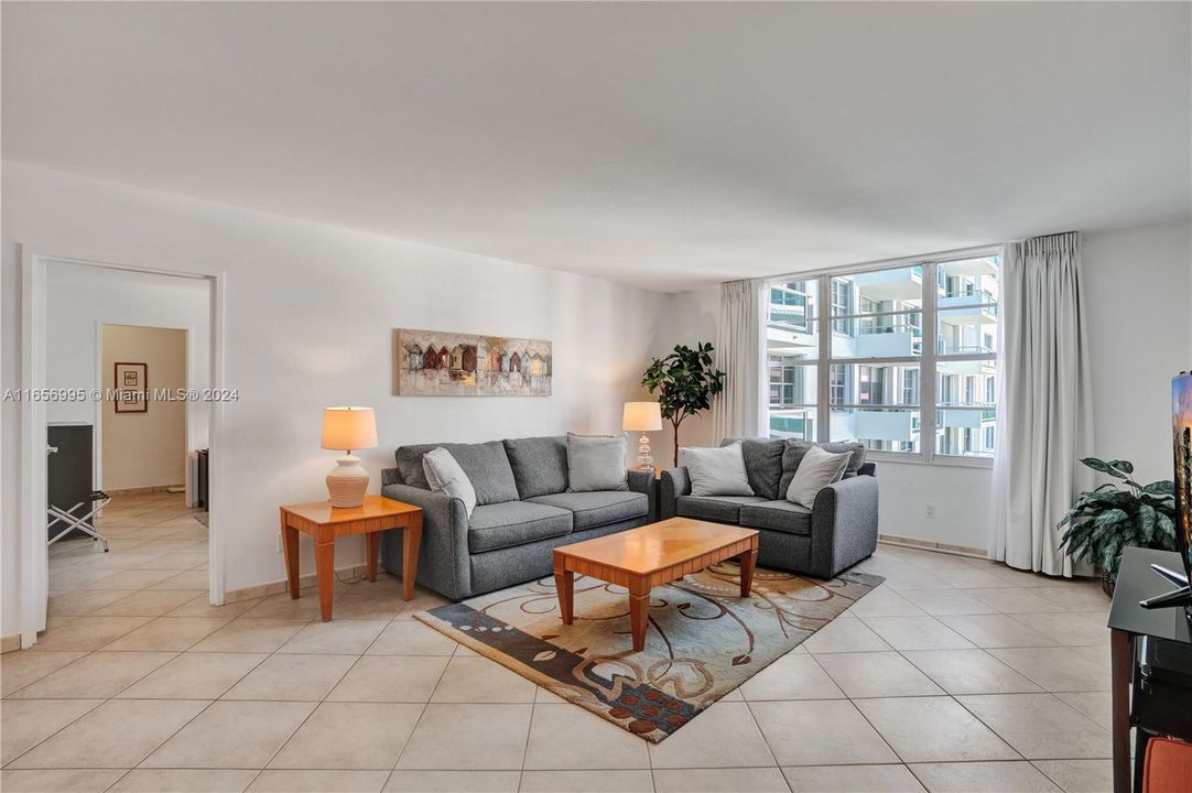 Active With Contract: $3,000 (1 beds, 1 baths, 930 Square Feet)