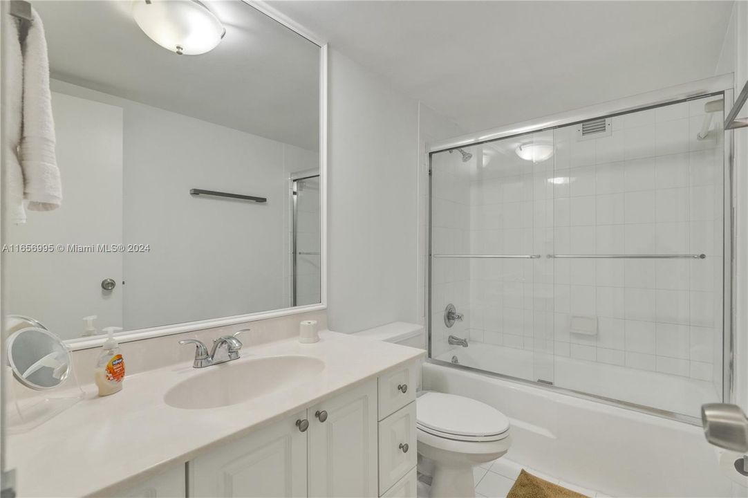 Active With Contract: $3,000 (1 beds, 1 baths, 930 Square Feet)