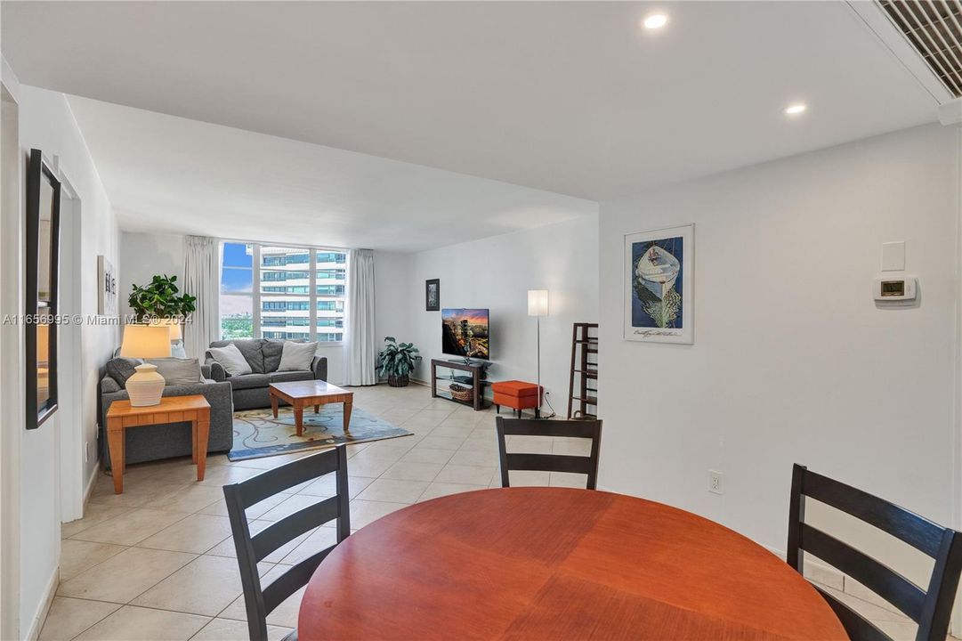 Active With Contract: $3,000 (1 beds, 1 baths, 930 Square Feet)