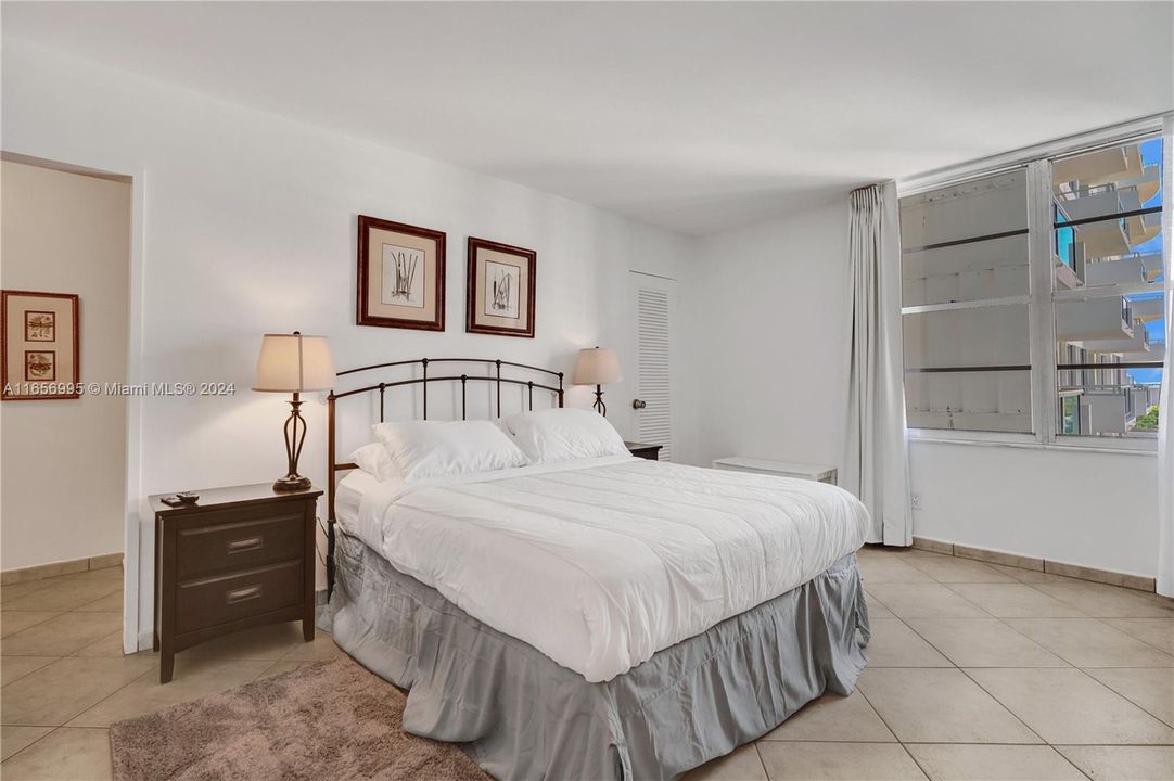 Active With Contract: $3,000 (1 beds, 1 baths, 930 Square Feet)