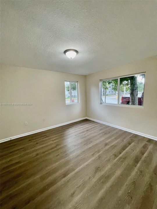 For Rent: $2,300 (3 beds, 2 baths, 1126 Square Feet)