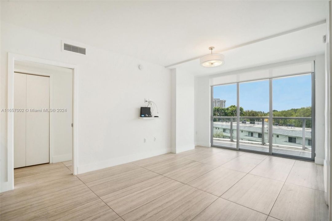 Active With Contract: $3,000 (2 beds, 2 baths, 903 Square Feet)