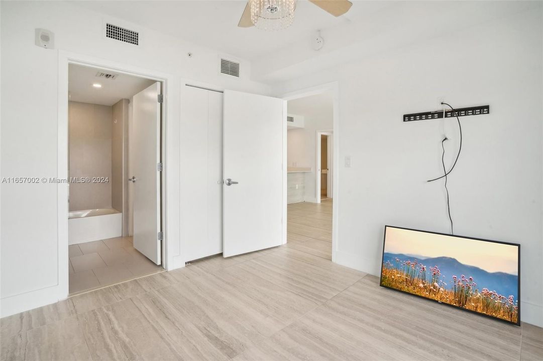 Active With Contract: $3,000 (2 beds, 2 baths, 903 Square Feet)