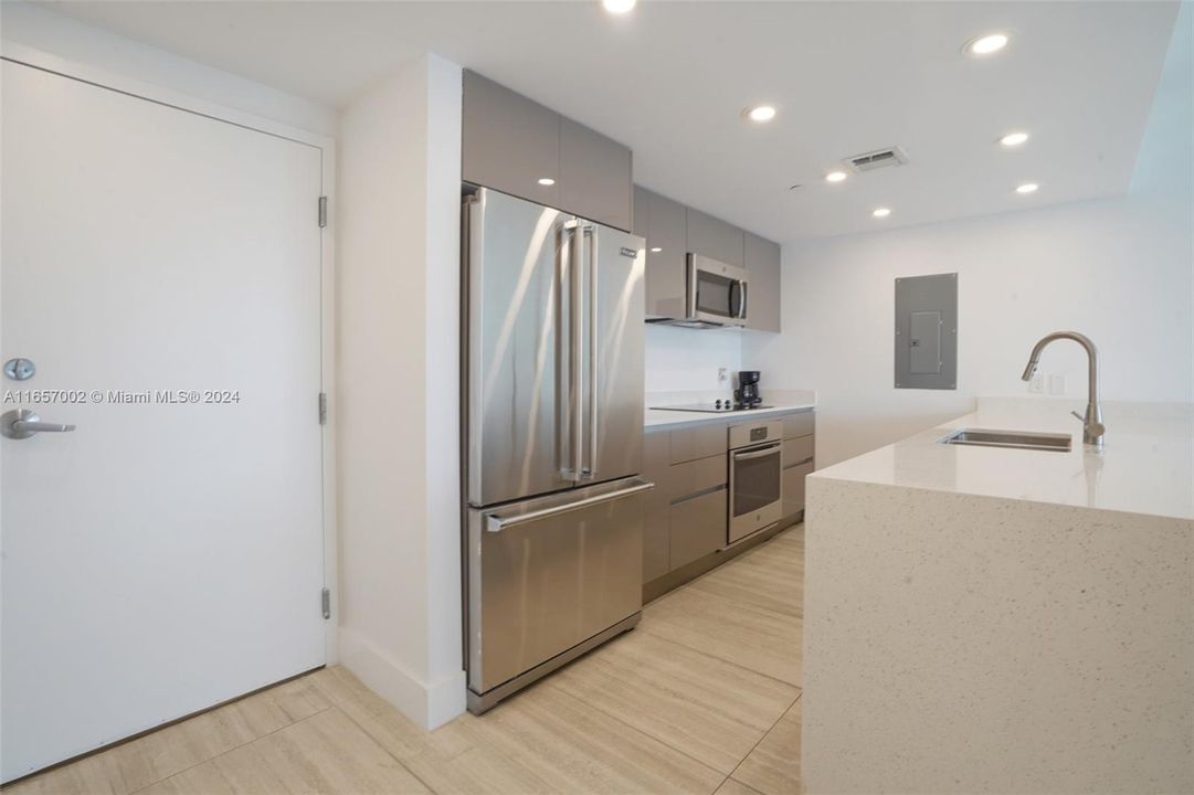 Active With Contract: $3,000 (2 beds, 2 baths, 903 Square Feet)