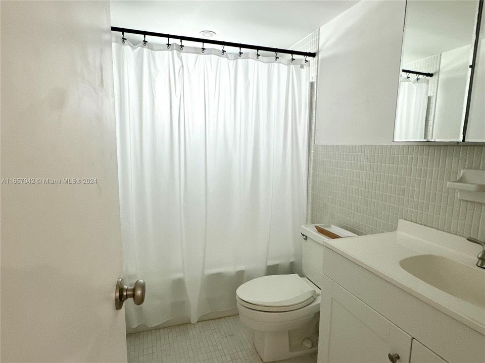 For Rent: $1,950 (1 beds, 1 baths, 775 Square Feet)