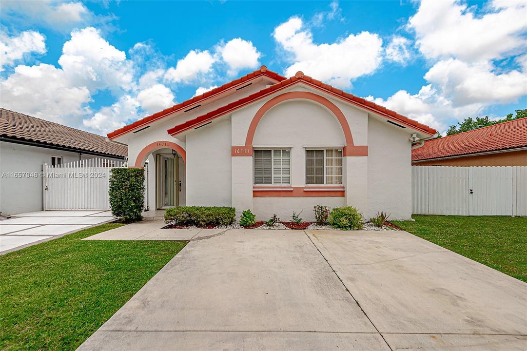 For Sale: $565,000 (3 beds, 2 baths, 1366 Square Feet)