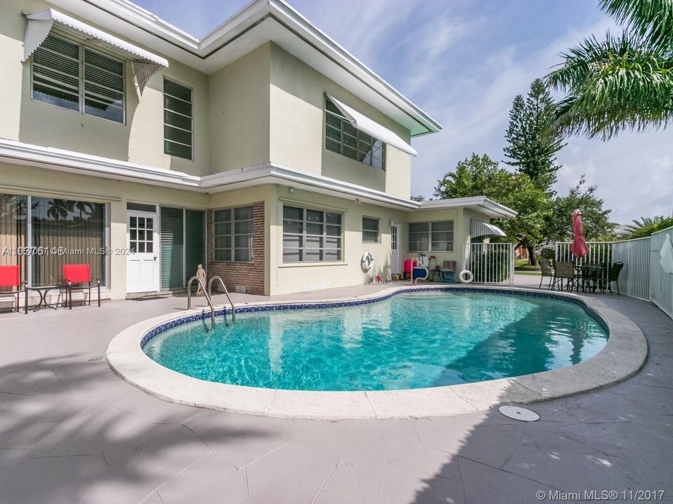 Active With Contract: $3,100 (3 beds, 2 baths, 2500 Square Feet)