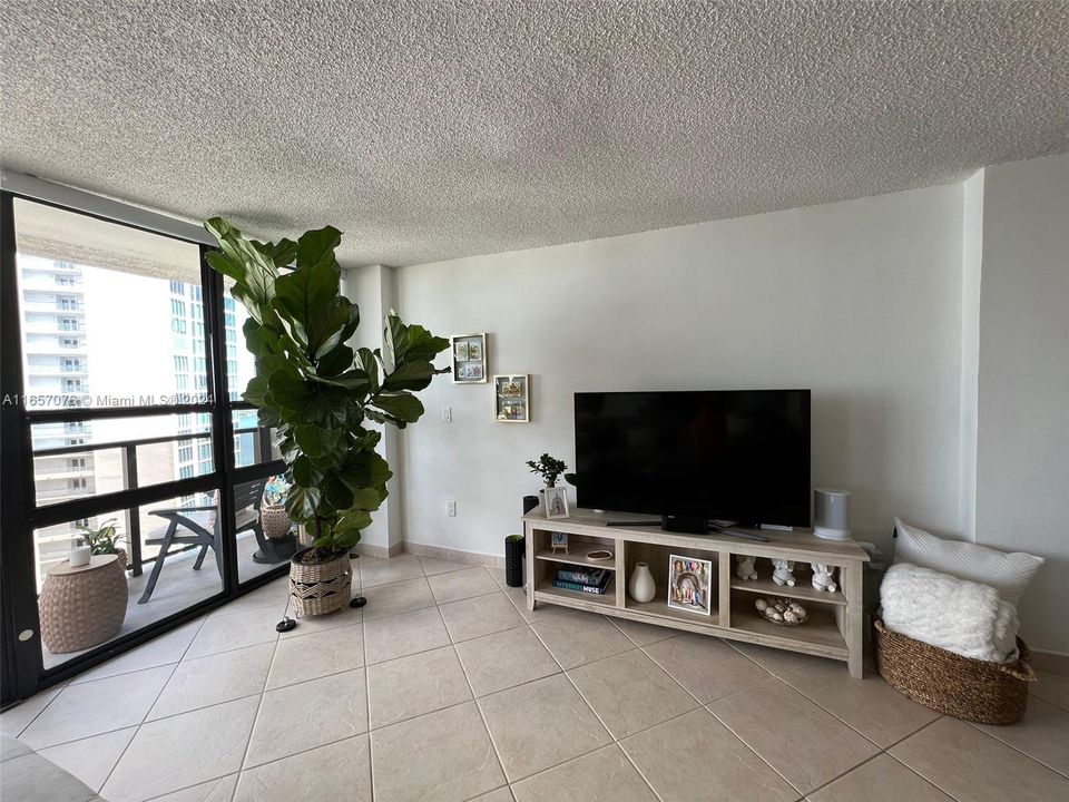 For Rent: $3,000 (1 beds, 2 baths, 768 Square Feet)