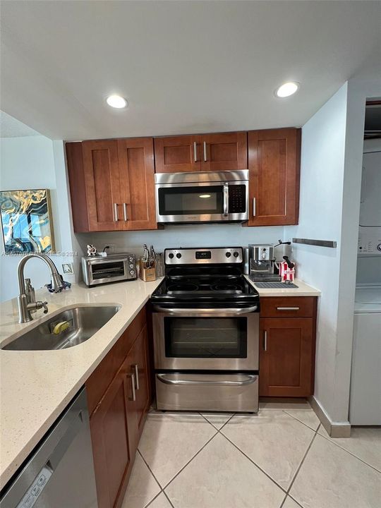 For Rent: $3,000 (1 beds, 2 baths, 768 Square Feet)