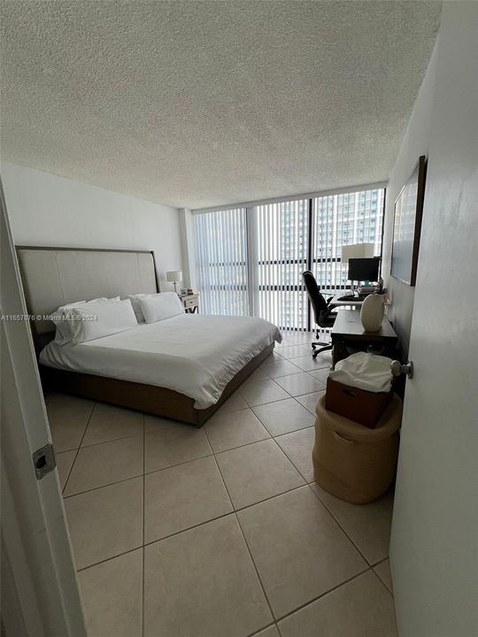 For Rent: $3,000 (1 beds, 2 baths, 768 Square Feet)