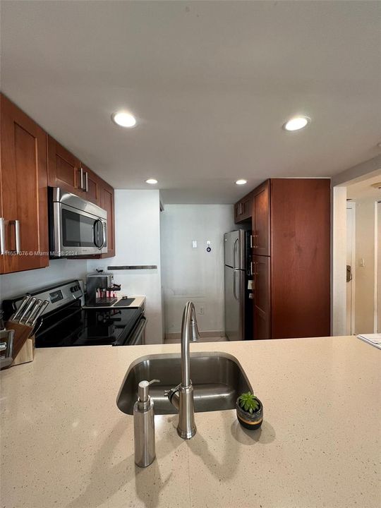 For Rent: $3,000 (1 beds, 2 baths, 768 Square Feet)