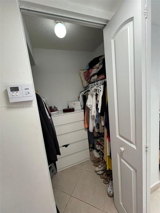 Walk in master closet - 4' x 6' approximately