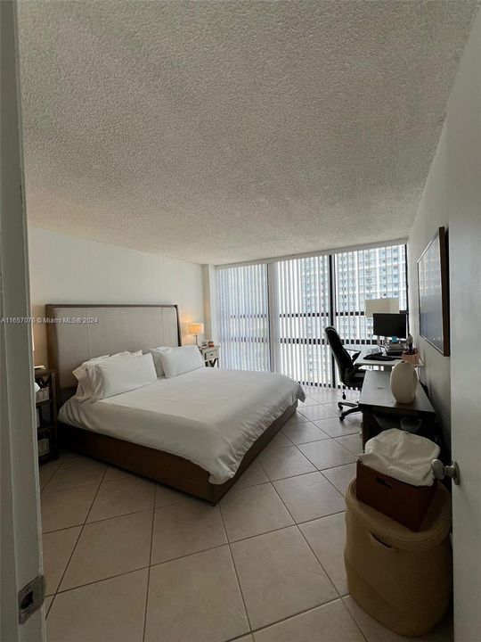 For Rent: $3,000 (1 beds, 2 baths, 768 Square Feet)