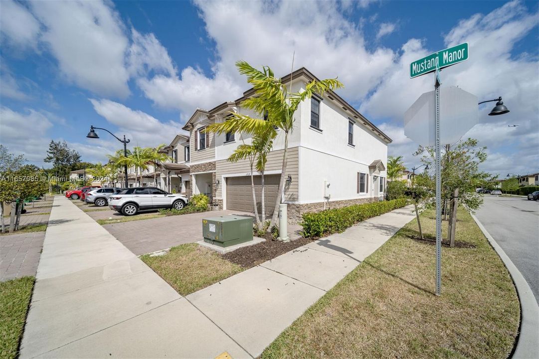 Active With Contract: $3,600 (3 beds, 2 baths, 1863 Square Feet)