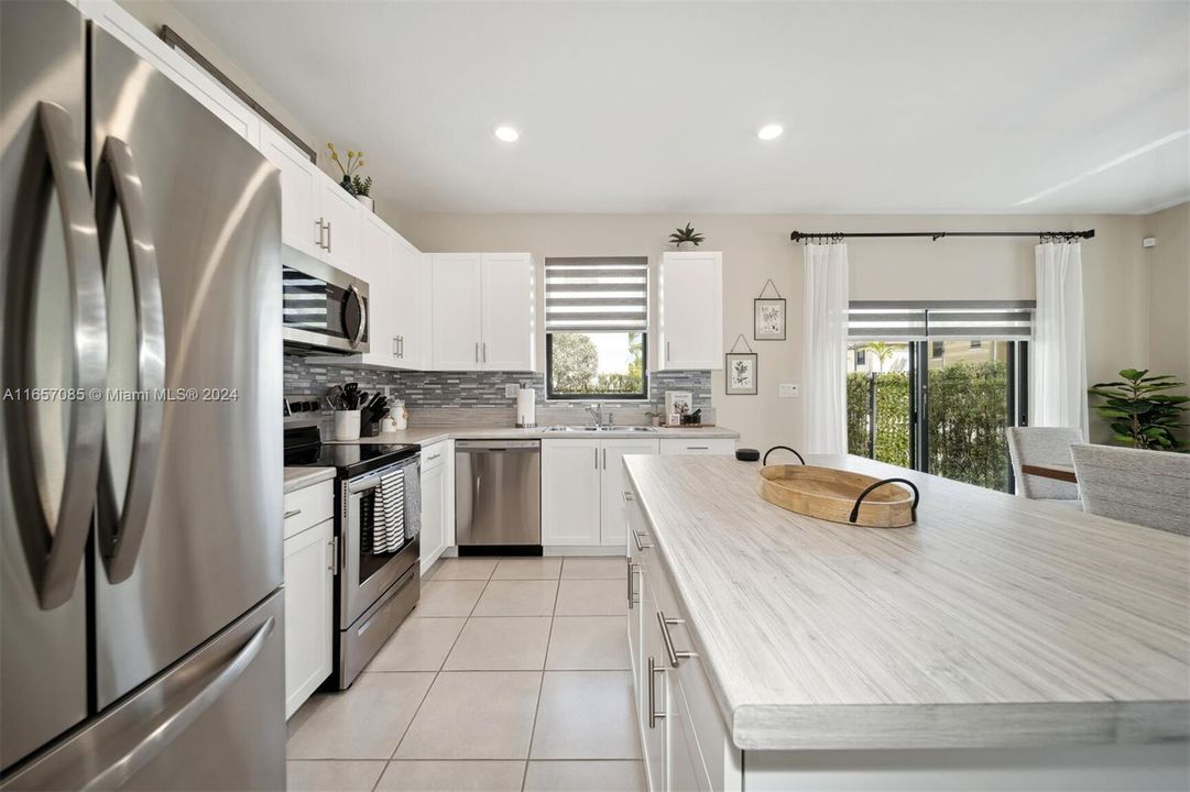 Active With Contract: $3,600 (3 beds, 2 baths, 1863 Square Feet)