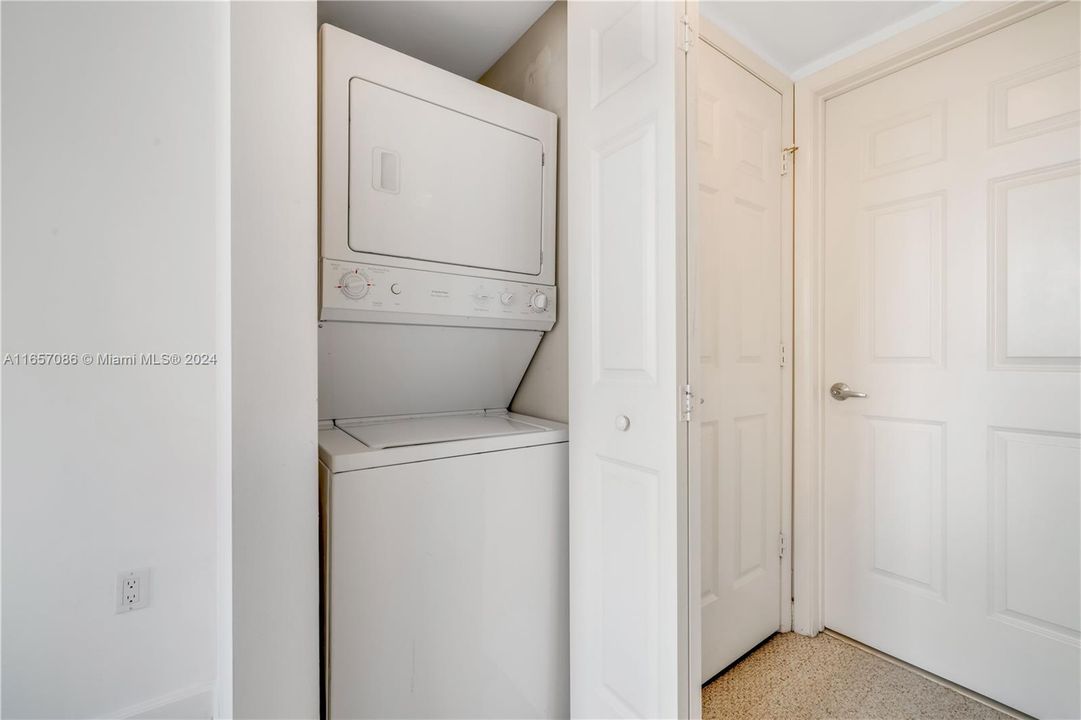 For Sale: $565,000 (1 beds, 1 baths, 782 Square Feet)