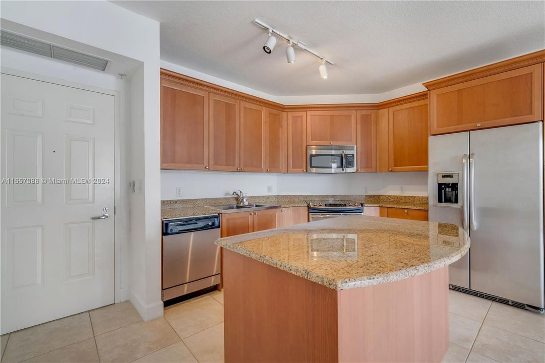 For Sale: $565,000 (1 beds, 1 baths, 782 Square Feet)