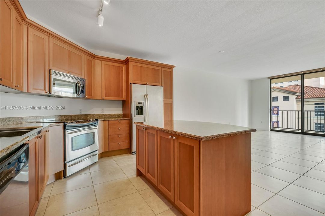 For Sale: $565,000 (1 beds, 1 baths, 782 Square Feet)