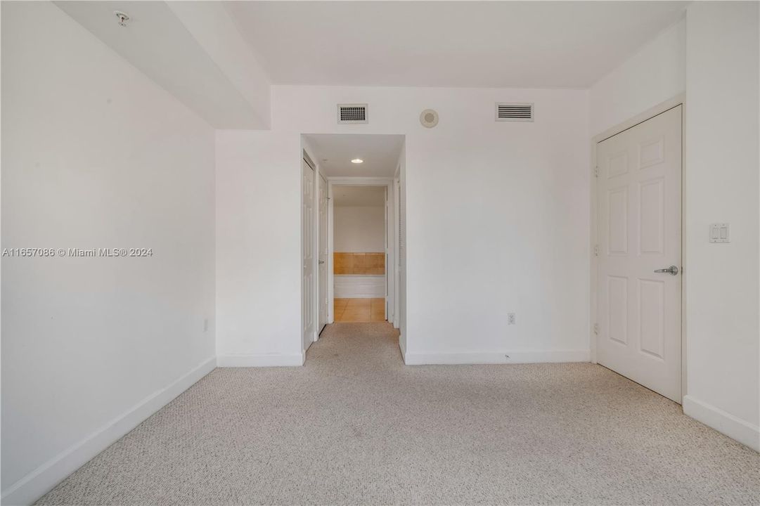 For Sale: $565,000 (1 beds, 1 baths, 782 Square Feet)