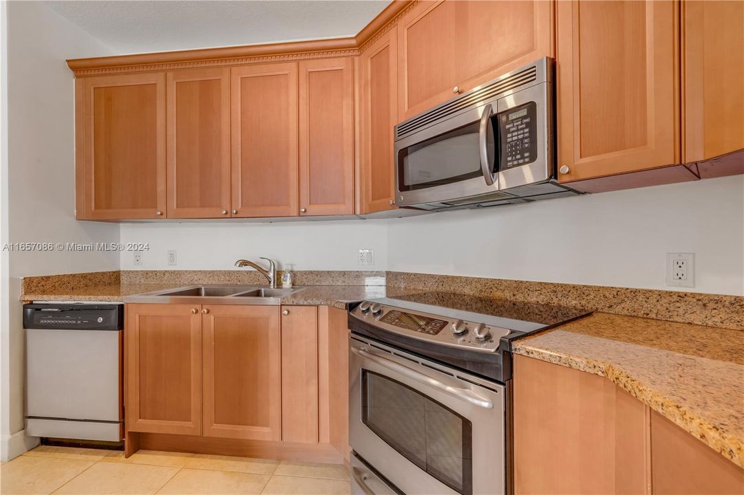 For Sale: $565,000 (1 beds, 1 baths, 782 Square Feet)