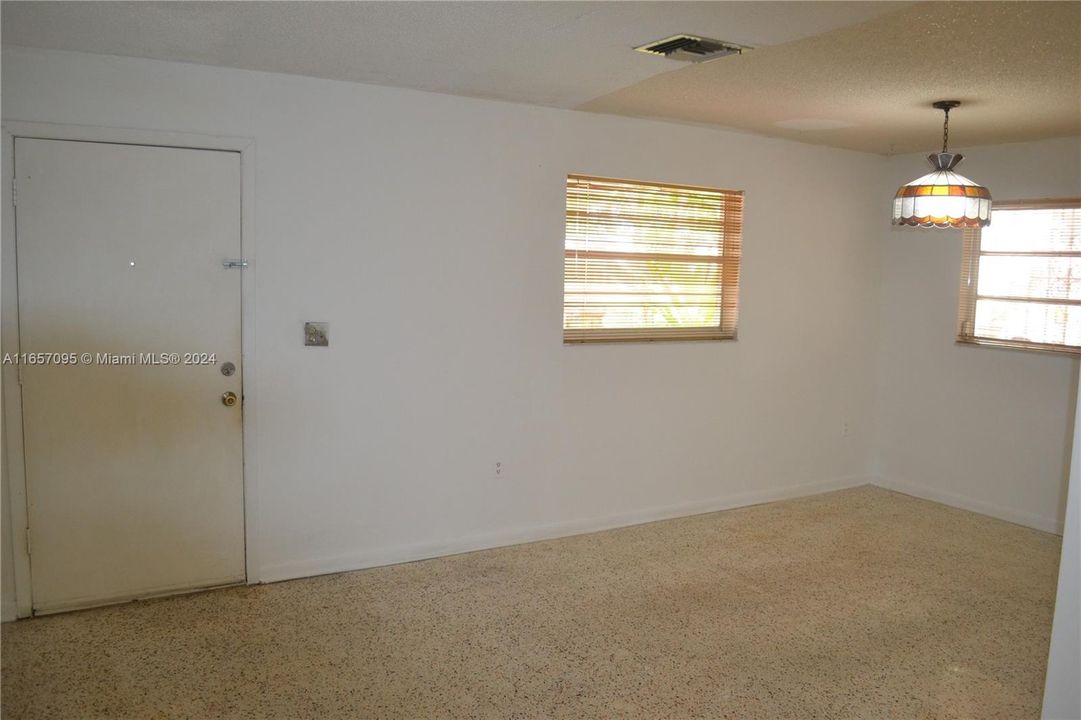 Active With Contract: $2,000 (2 beds, 1 baths, 1000 Square Feet)