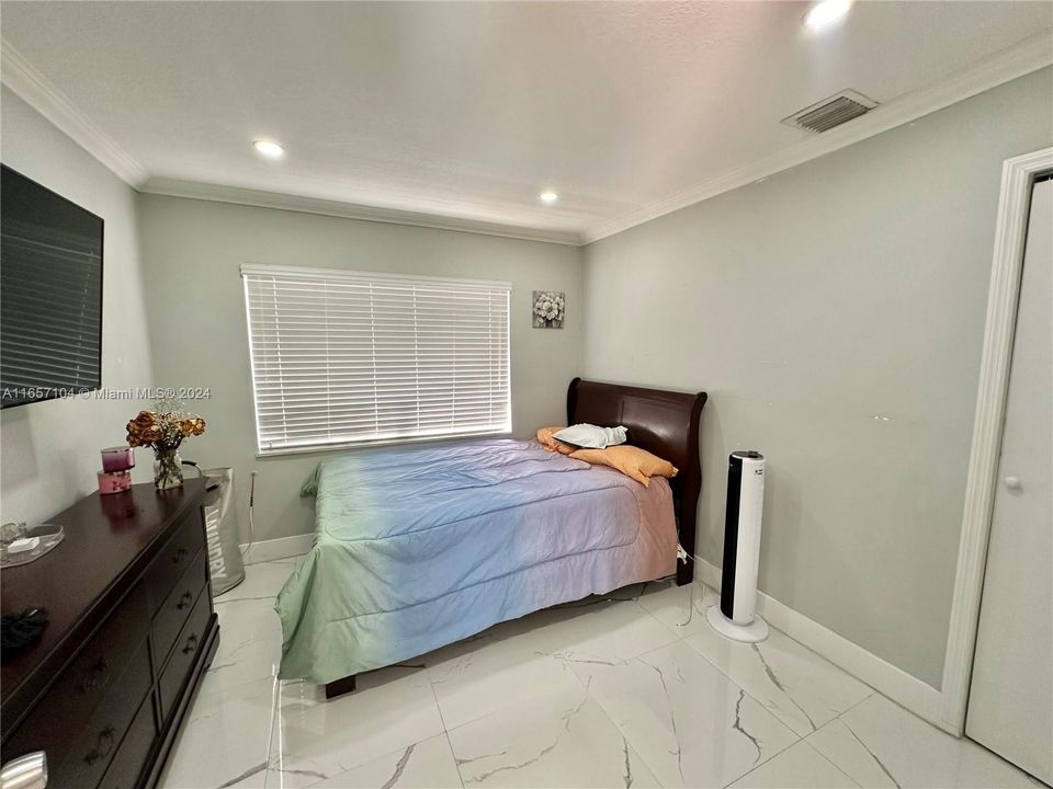 For Sale: $295,000 (2 beds, 1 baths, 969 Square Feet)