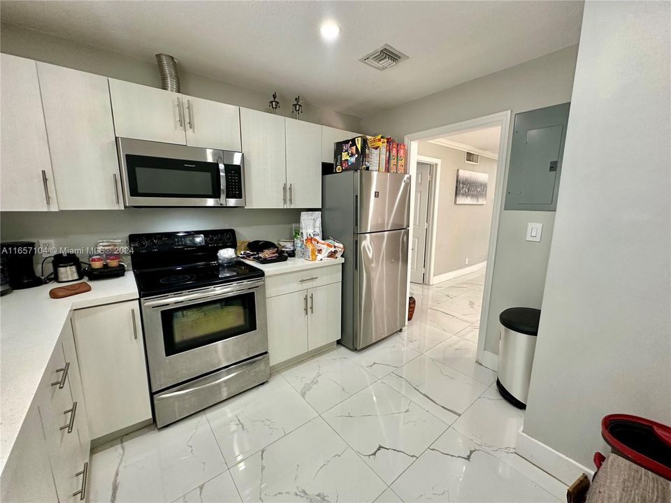 For Sale: $295,000 (2 beds, 1 baths, 969 Square Feet)