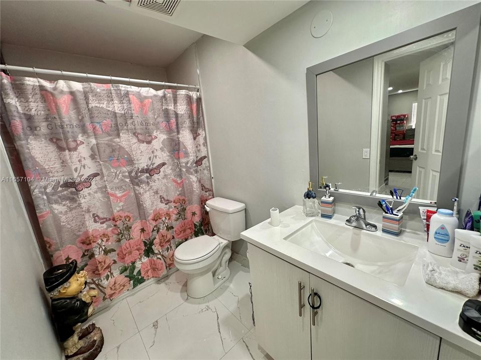 For Sale: $295,000 (2 beds, 1 baths, 969 Square Feet)