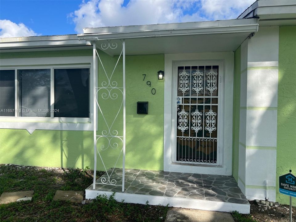 For Rent: $3,600 (3 beds, 2 baths, 1368 Square Feet)