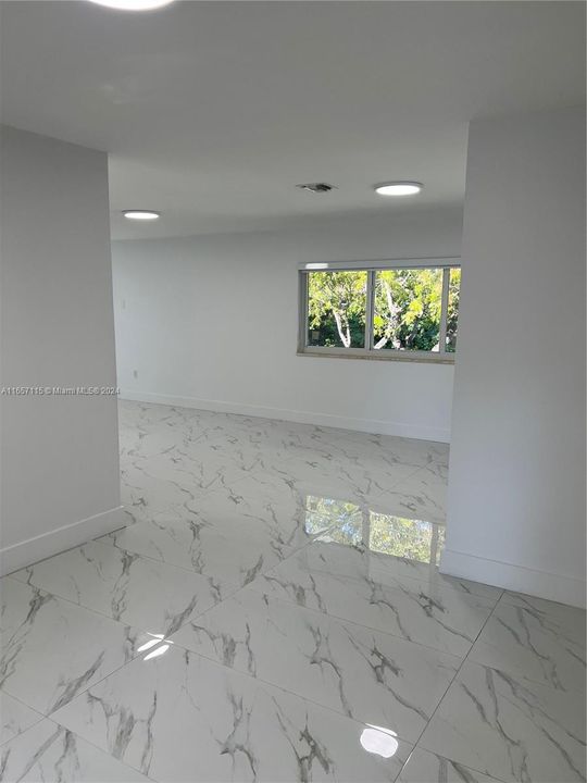 最近租的: $2,000 (1 贝兹, 1 浴室, 3006 平方英尺)