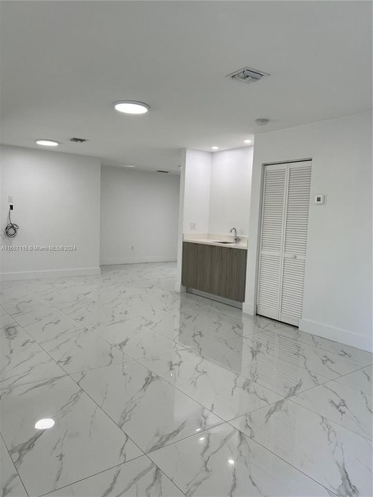 最近租的: $2,000 (1 贝兹, 1 浴室, 3006 平方英尺)