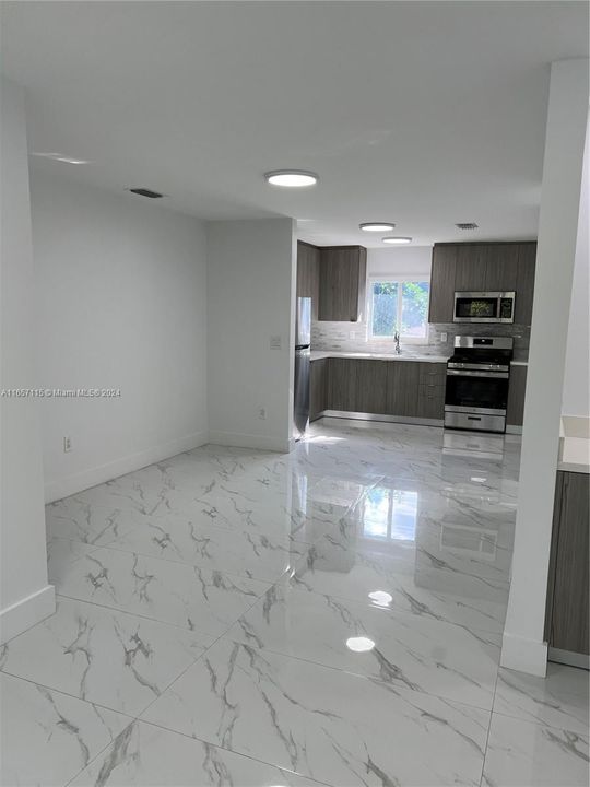 最近租的: $2,000 (1 贝兹, 1 浴室, 3006 平方英尺)