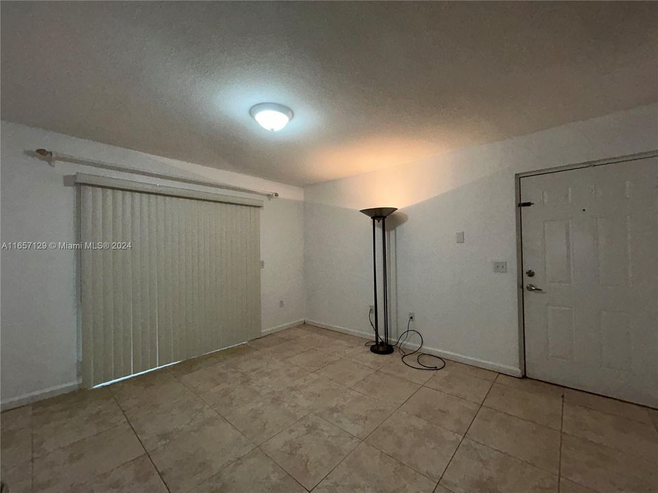 For Rent: $1,900 (1 beds, 1 baths, 650 Square Feet)