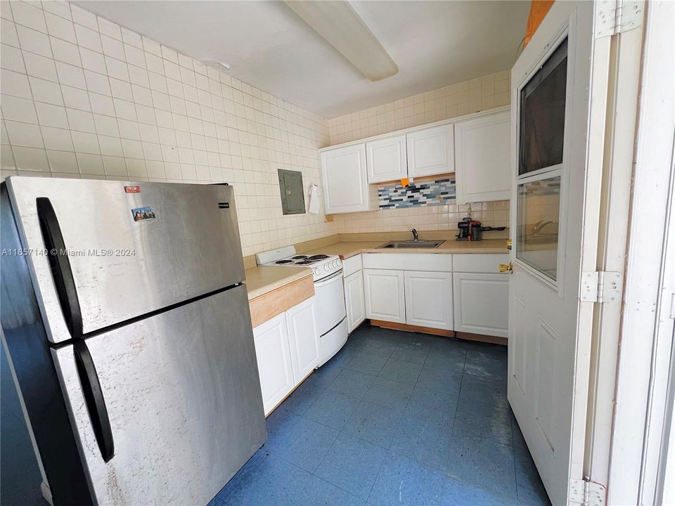 For Sale: $319,000 (3 beds, 1 baths, 1098 Square Feet)