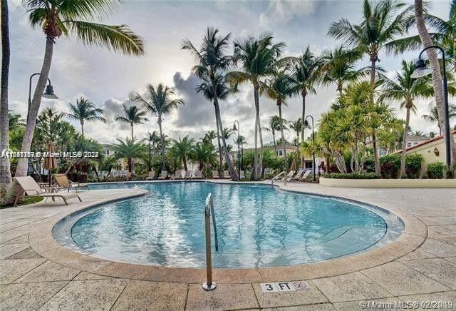 Active With Contract: $7,999 (5 beds, 4 baths, 2770 Square Feet)