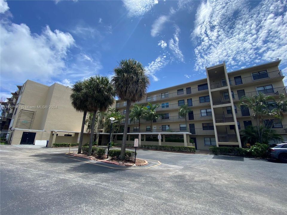 Active With Contract: $2,200 (2 beds, 2 baths, 1029 Square Feet)