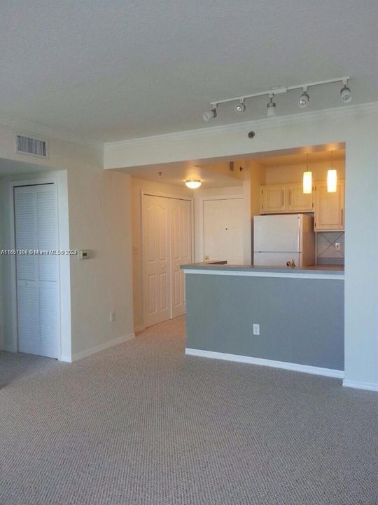 For Sale: $419,000 (1 beds, 1 baths, 711 Square Feet)