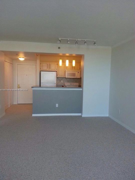 For Sale: $419,000 (1 beds, 1 baths, 711 Square Feet)