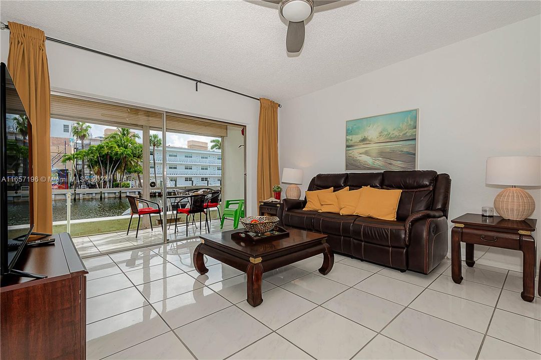 For Sale: $299,900 (2 beds, 2 baths, 1050 Square Feet)