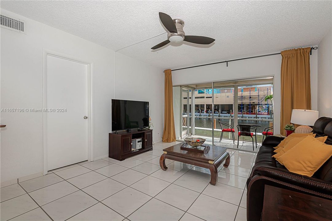 For Sale: $299,900 (2 beds, 2 baths, 1050 Square Feet)