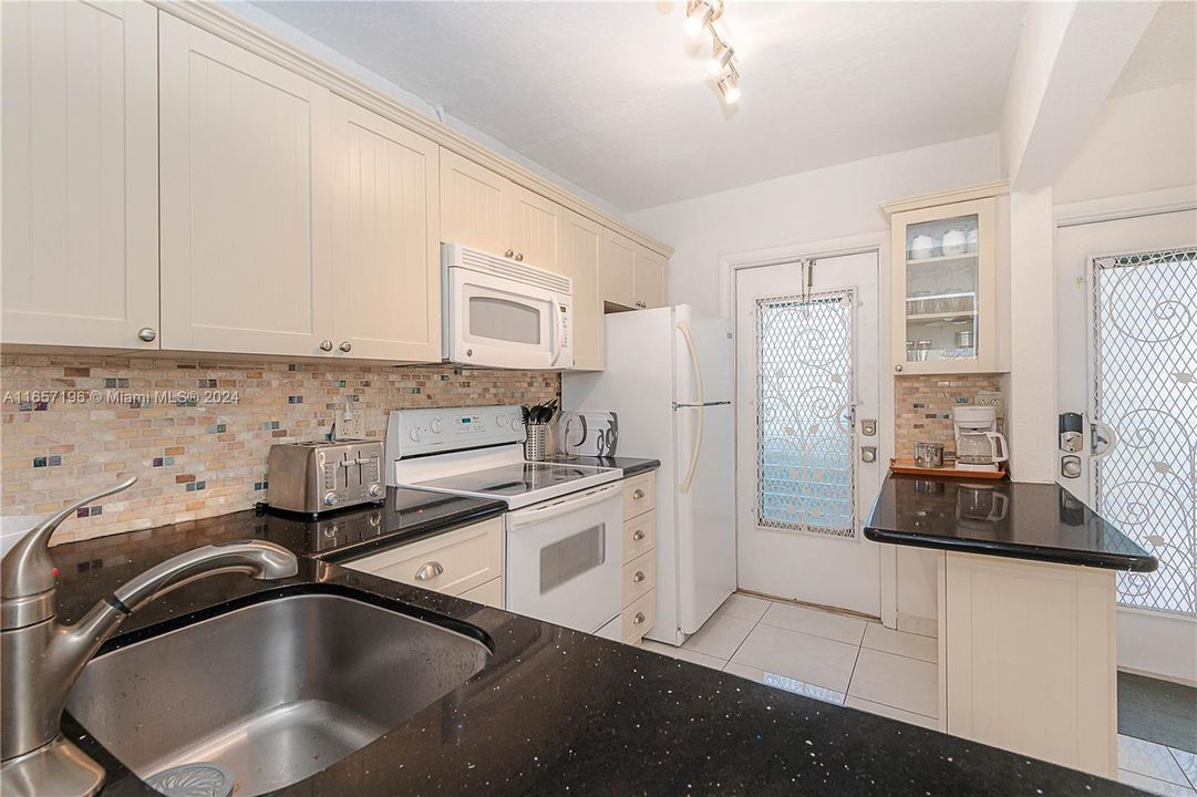 For Sale: $299,900 (2 beds, 2 baths, 1050 Square Feet)